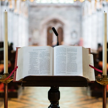 Een gouden appel op een zilveren schaal. Het Woord van God vertolken in preektaal